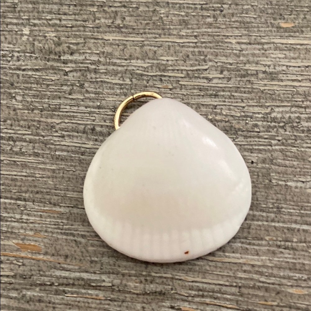 5/$10❤️❤️❤️Vintage 60s White Natural Shell Pendant Charm